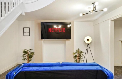 Gravesend Apartamento | Stylish 2BR Luxury Retreat with 65" Smart TV
