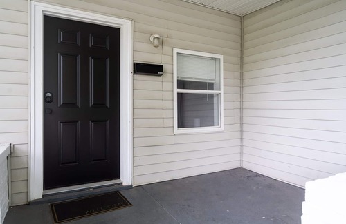 Near Eastside Casa | 5 Mins to Downtown, Balcony, Free Parking