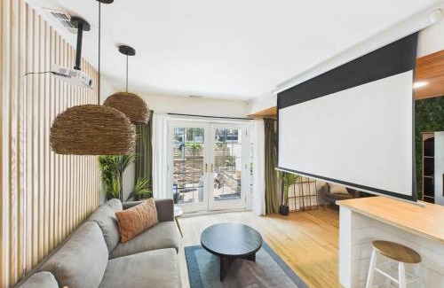 West Town Apartamento | Stylish 2BR Patio Oasis & Free Parking