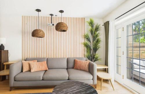 West Town Apartamento | Stylish 2BR Patio Oasis & Free Parking