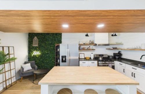 West Town Apartamento | Stylish 2BR Patio Oasis & Free Parking