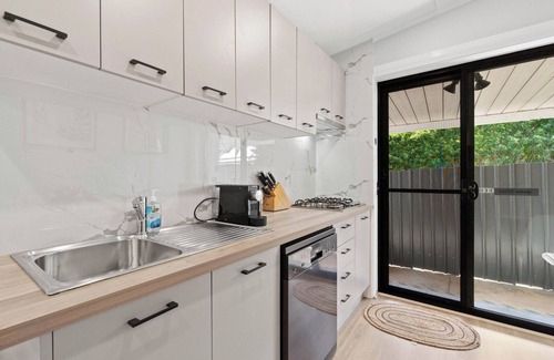 Maylands Casa | Stylish 2BR Retreat | Walk to Shops and 12min to CBD