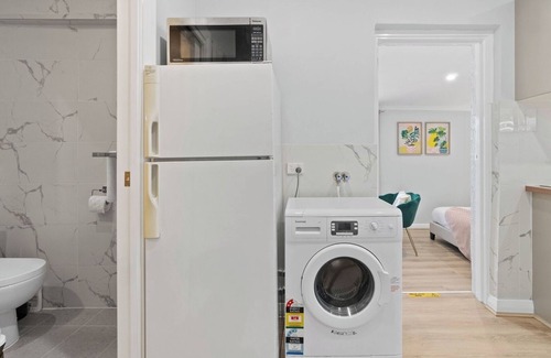 Maylands Casa | Stylish 2BR Retreat | Walk to Shops and 12min to CBD