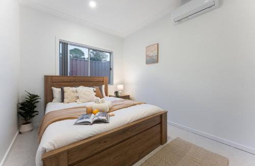 Hurstville Casa | Stylish 2BR Retreat | Walk to Dining & Transport