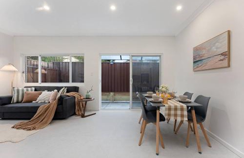 Hurstville Casa | Stylish 2BR Retreat | Walk to Dining & Transport