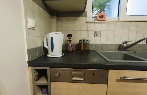 Loutraki Apartamento | Stylish 2BR Semi-Basement- Cozy & Family-Friendly Retreat