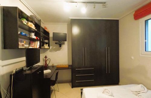 Loutraki Apartamento | Stylish 2BR Semi-Basement- Cozy & Family-Friendly Retreat