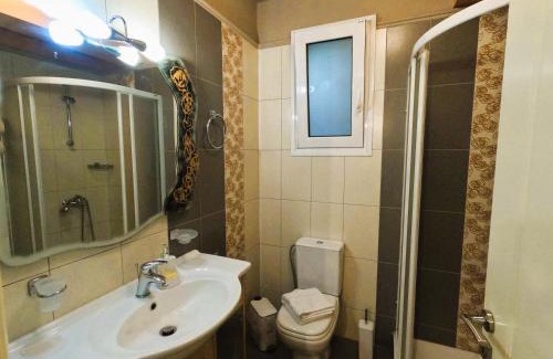 Loutraki Apartamento | Stylish 2BR Semi-Basement- Cozy & Family-Friendly Retreat