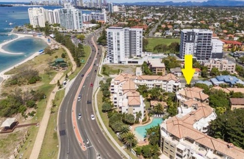 Biggera Waters Apartamento | Stylish 2br unit, next to the beach, restaurants, 5 min away from Harbour town.