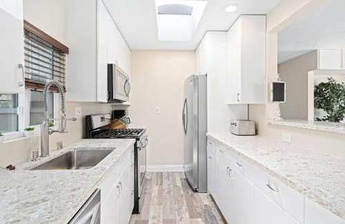 Balboa Peninsula Casa | Stylish 2Br Upstairs Cottage W Ac One House From Beach By Beachview Rentals