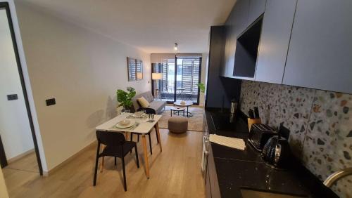 Apoquindo Apartamento | Stylish 2BR Urban Oasis for 3 in Vibrant Las Condes