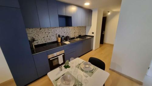 Apoquindo Apartamento | Stylish 2BR Urban Oasis for 3 in Vibrant Las Condes