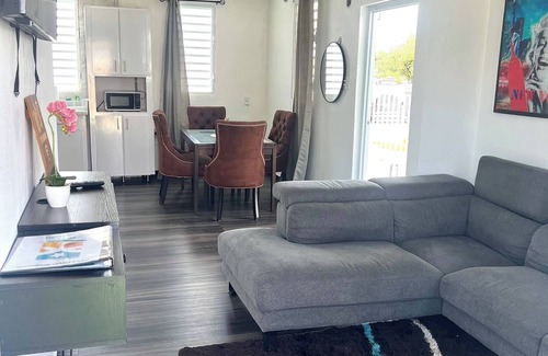 Sabana Abajo Apartamento | Elegante apartamento de 2 habitaciones con balcón privado