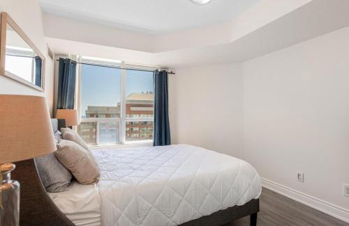 Downtown Mississauga Apartamento | Stylish 2BR with Great View! Steps from Square One