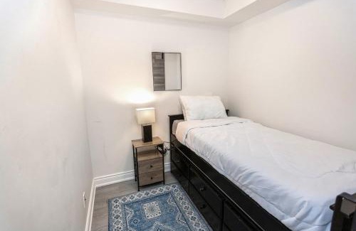 Downtown Mississauga Apartamento | Stylish 2BR with Great View! Steps from Square One