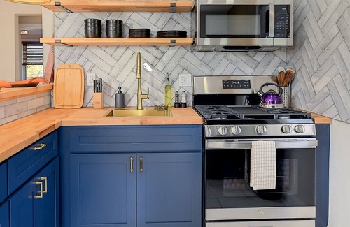 Parkville Apartamento | Stylish 2BR with King Bed, Coffee Bar, Smart TVs, Spa Shower, and Great WiFi