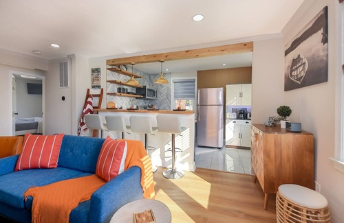 Parkville Apartamento | Stylish 2BR with King Bed, Coffee Bar, Smart TVs, Spa Shower, and Great WiFi