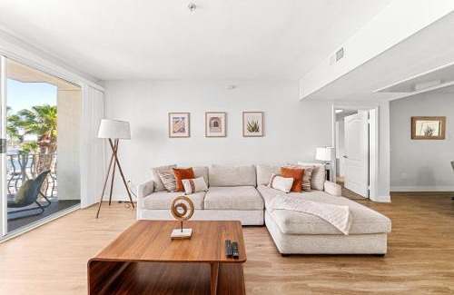 Marina del Rey Apartamento | Stylish 2BR with Marina Views & Pool