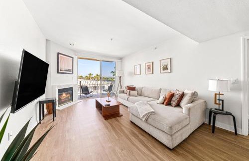 Marina del Rey Apartamento | Stylish 2BR with Marina Views & Pool