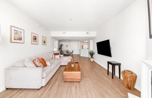 Marina del Rey Apartamento | Stylish 2BR with Marina Views & Pool