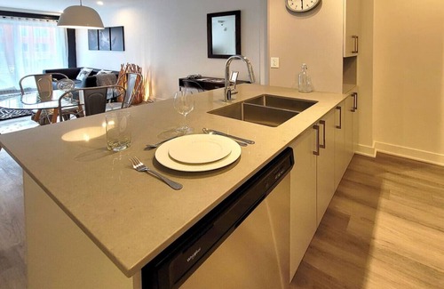 Brossard Apartamento | Stylish 2BR with Skyline Views, Near Brossard Park