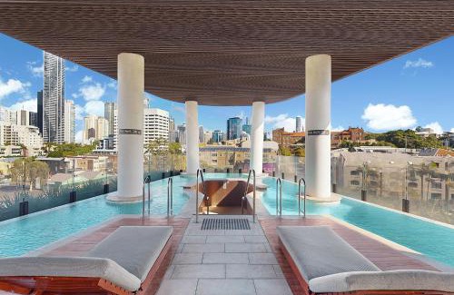 Fortitude Valley Apartamento | Stylish 2BR with Story Bridge & Fireworks Views