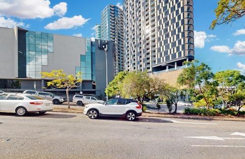 Fortitude Valley Apartamento | Stylish 2BR with Story Bridge & Fireworks Views