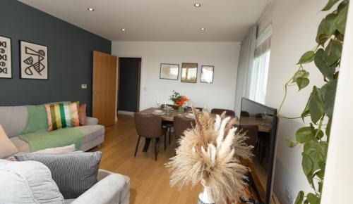 Lansbury Apartamento | Stylish 3 Bed Apt Near Downtown & Free Parking