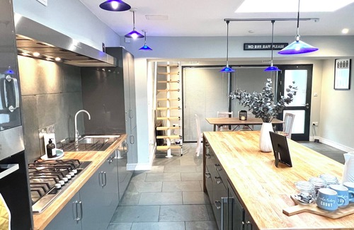 Montpellier Casa | Stylish 3-bed converted bakery in central Cheltenham – bold, bright & perfect for groups.