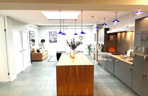 Montpellier Casa | Stylish 3-bed converted bakery in central Cheltenham – bold, bright & perfect for groups.