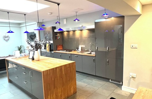 Montpellier Casa | Stylish 3-bed converted bakery in central Cheltenham – bold, bright & perfect for groups.