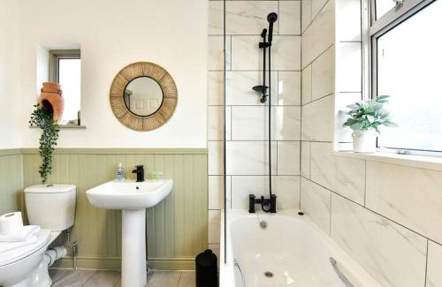 Roath Casa | Stylish 3 Bed Home with Parking!