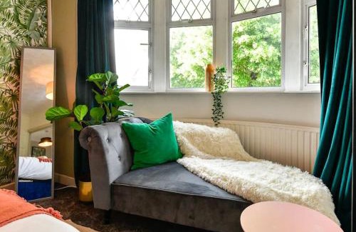 Roath Casa | Stylish 3 Bed Home with Parking!