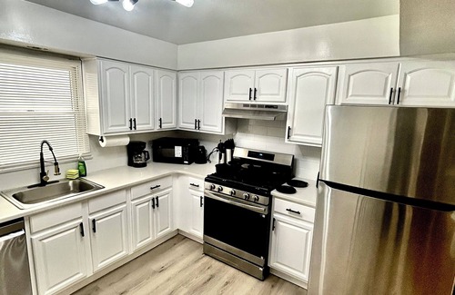 Ironbound District Apartamento | Stylish 3-bedroom 2-bath unit. Sleeps 10+. Close to NYC and EWR airport.