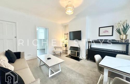 Borehamwood Casa | Stylish 3-Bedroom Garden Home, AC, Contractors and Families