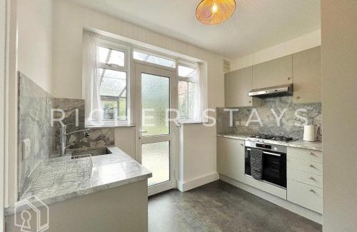 Borehamwood Casa | Stylish 3-Bedroom Garden Home, AC, Contractors and Families