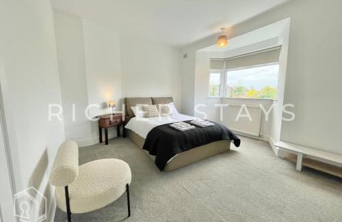 Borehamwood Casa | Stylish 3-Bedroom Garden Home, AC, Contractors and Families