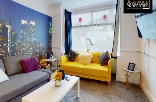 Luton Casa | Stylish 3 Bedroom House by Jesswood Properties Short Lets near M1 Luton Airport For Contractors & Business