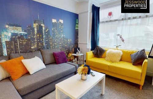 Luton Casa | Stylish 3 Bedroom House by Jesswood Properties Short Lets near M1 Luton Airport For Contractors & Business