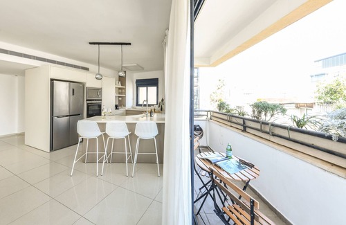 Old North Apartamento | Stylish 3-BR Apt w Balcony and Parking