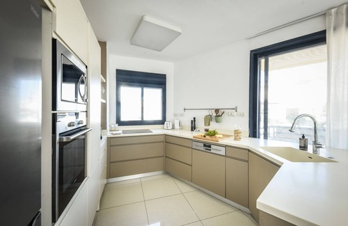 Old North Apartamento | Stylish 3-BR Apt w Balcony and Parking