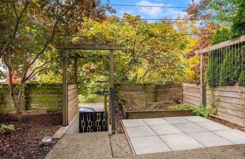 Minor Casa | Stylish 3 BR Capitol Hill Home With 96 Walk Score