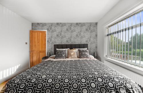 Chapel Allerton Casa | Stylish 3-BR Home-Driveway, Sky-TV-Free WiFi