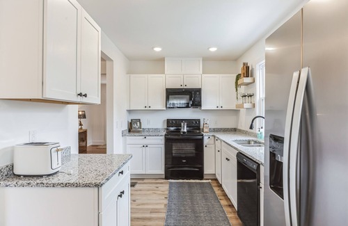 Wilmington Casa | Stylish 3 BR House: 1 King Bed. Centrally Located!