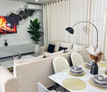 Masaki Apartamento | Stylish 3-BR Retreat in Masaki with Gym&Pool
