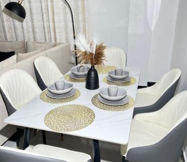 Masaki Apartamento | Stylish 3-BR Retreat in Masaki with Gym&Pool