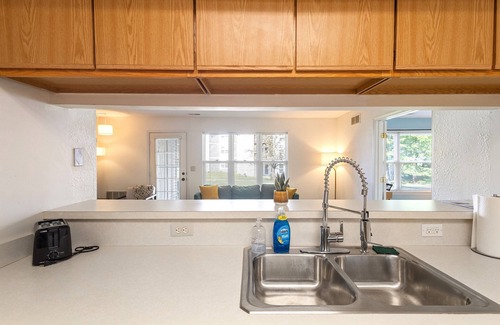 Bryant Pattengill West Condominio | Stylish 3BD 2 Miles from Stadium