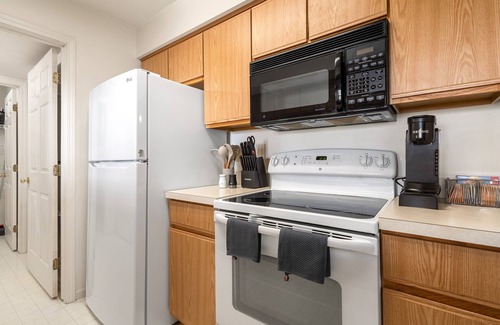 Bryant Pattengill West Condominio | Stylish 3BD 2 Miles from Stadium