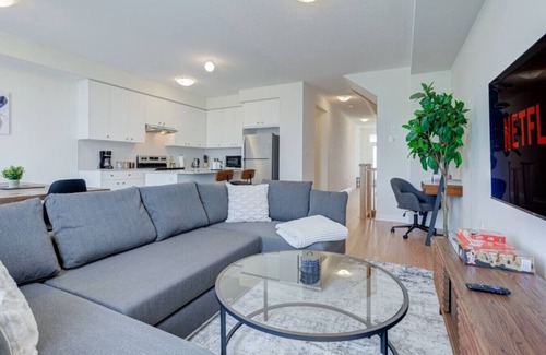 Pickering Apartamento | Stylish 3BDR in Pickering's Heart | Free Parking