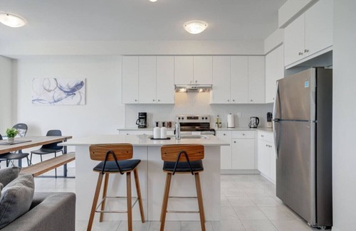 Pickering Apartamento | Stylish 3BDR in Pickering's Heart | Free Parking